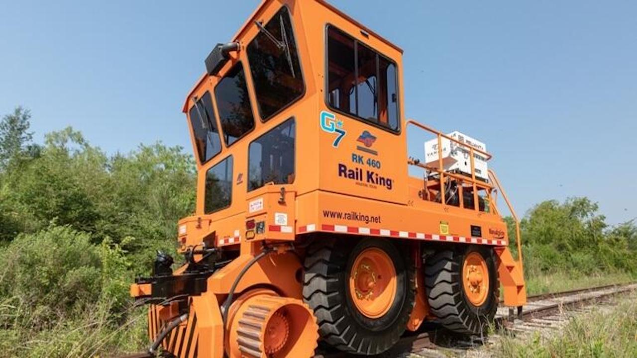 The RK460 mobile railcar mover is powered by Volvo Penta's D8 Tier 4 Final diesel engine.