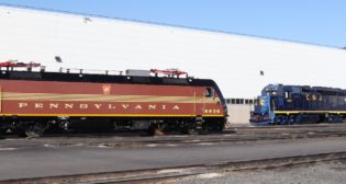 ALP46A 4636 wears a Pennsylvania Railroad-inspired scheme, while GP40PH-2 4109 appears reminiscent of its as-delivered Central Railroad of New Jersey paint scheme.