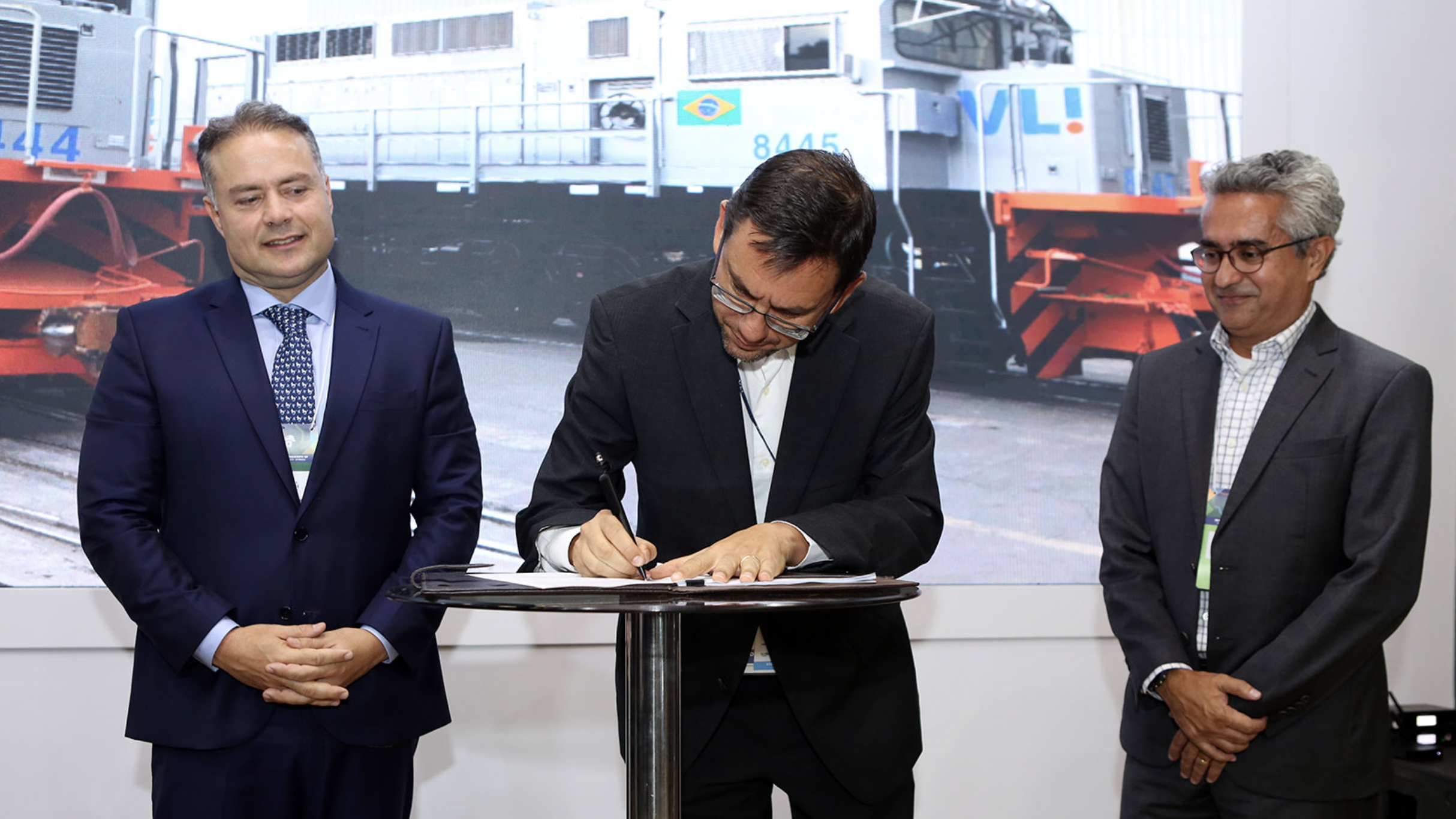 From left to right: Renan Filho, Brazil Minister of Transport; Fabio Marchiori, CFO and interim CEO of VLI; and Danilo Miyasato, President and Leader of Wabtec Latin America Region. (Photograph Courtesy of Wabtec)