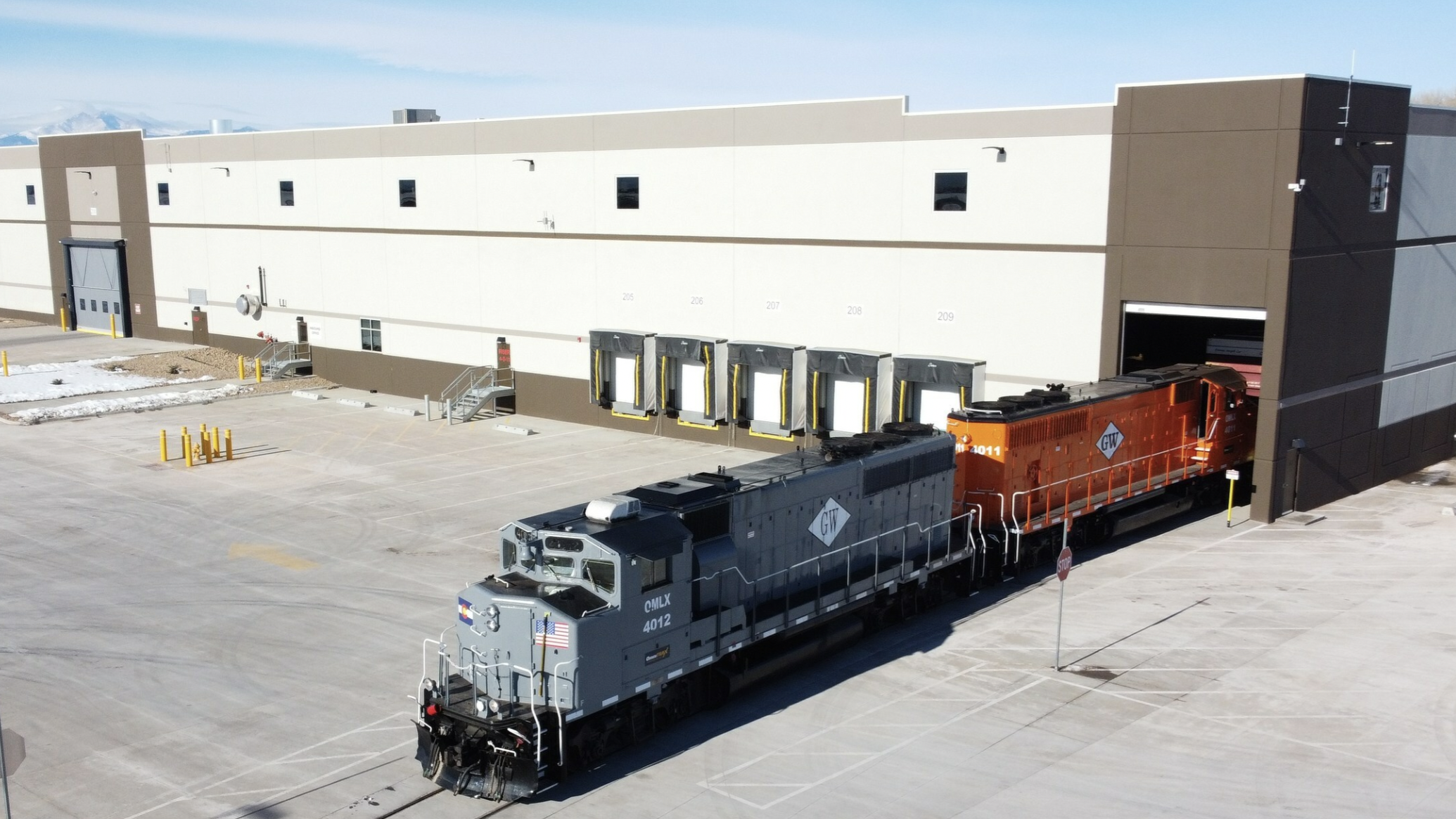 Broe Real Estate Group’s flatbed distribution center for The Home Depot (pictured) has been recognized as NAIOP’s 2022 Industrial Development of the Year. It is served by OmniTRAX’s Great Western Railway of Colorado. Broe Real Estate Group and OmniTRAX are affiliates of The Broe Group. (Photograph Courtesy of OmniTRAX)