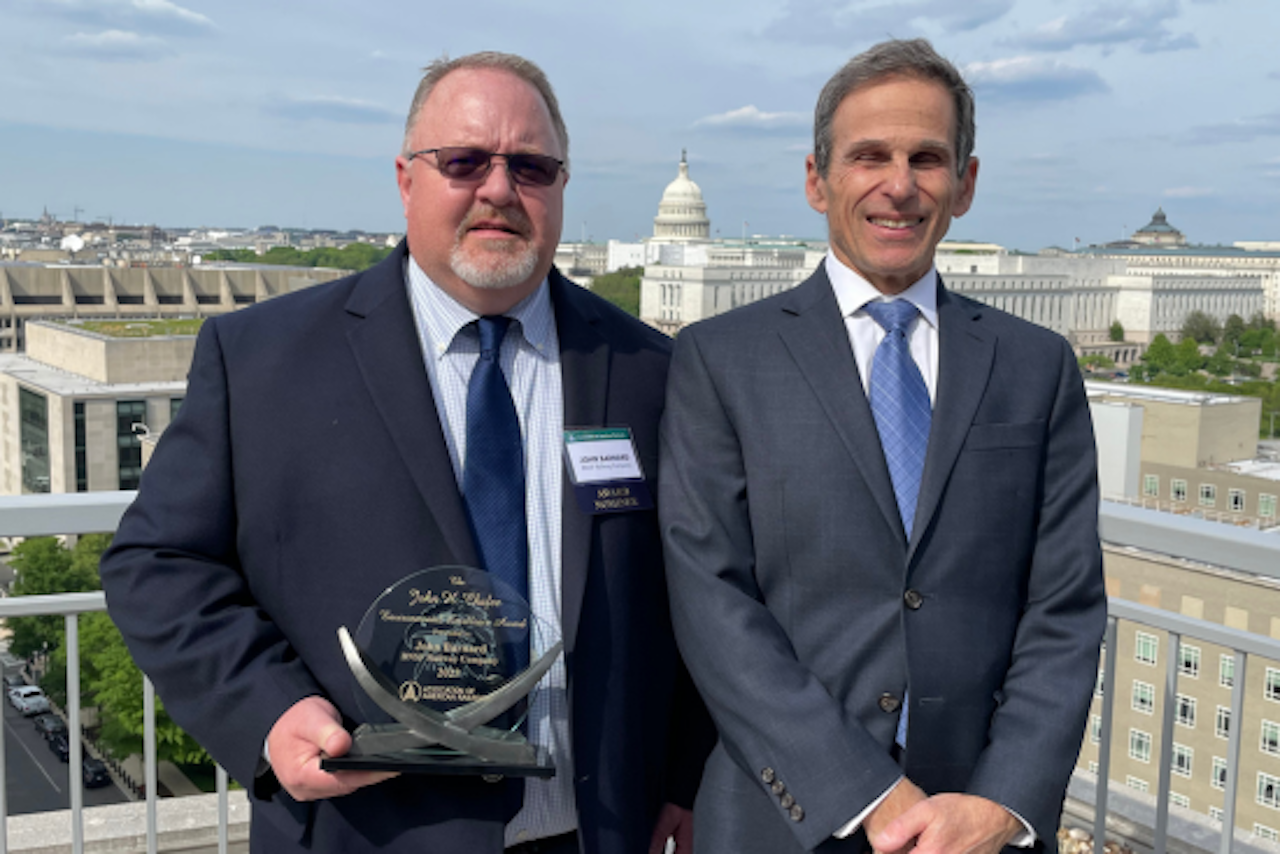 John Barnard, Director of Fueling Operations for BNSF and 2023 John H. Chafee Environmental Excellence Award recipient (left) with AAR SVP of Safety & Operations Mike Rush (right).