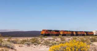 BNSF intermodal train rolls through the desert outside of Barstow, Calif. (Photo: Business Wire)