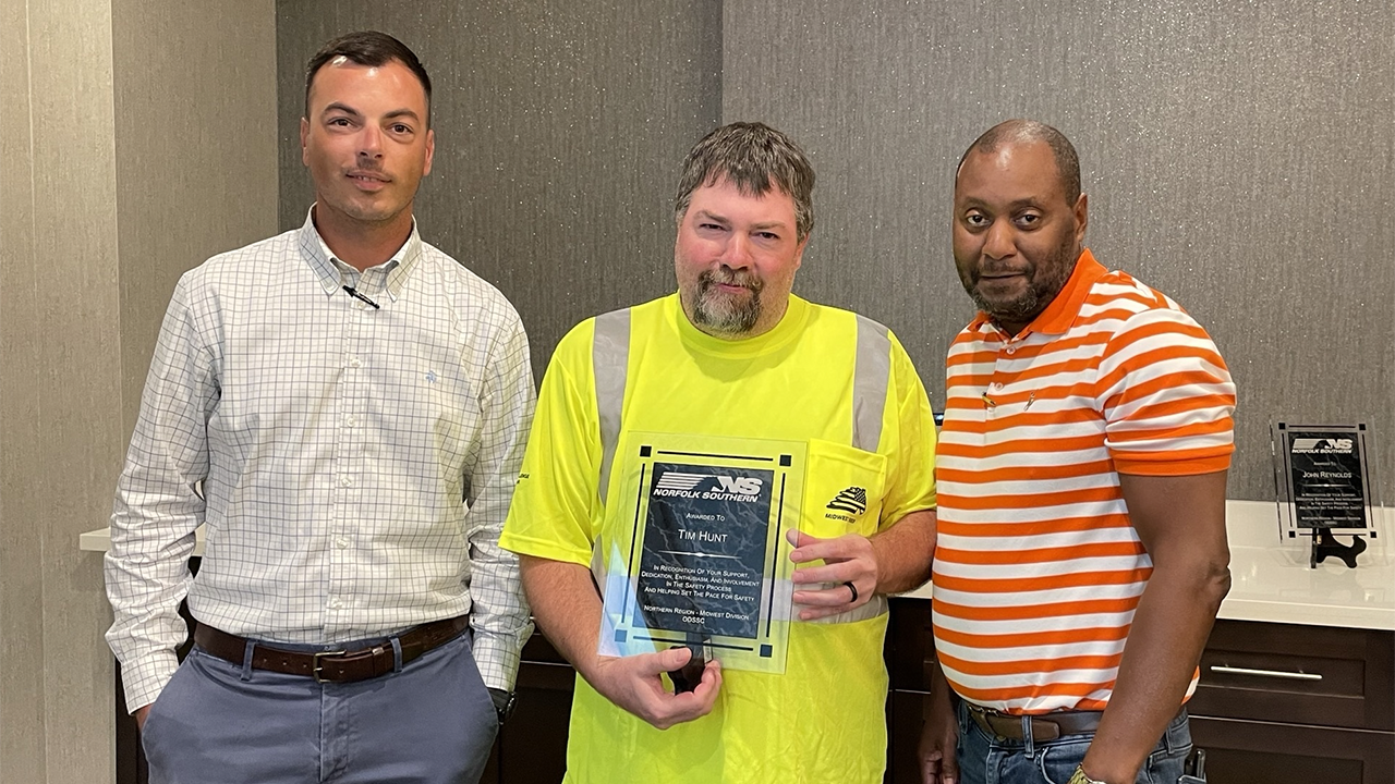 Norfolk Southern’s Operations Division Safety and Service Committee recently recognized six Midwest Division railroaders, including Tim Hunt (center), for their commitment to safety. Pictured with Hunt are Wayne Strickland (left) and Cortez Mason, Mechanical. (NS Photograph)