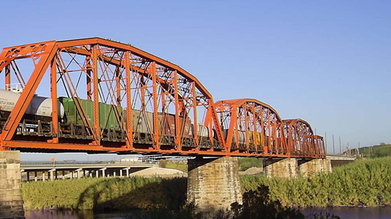 Union Pacific International Railroad Bridge view from Piedras Negras, Mexico. Wikimedia Commons/Manuel Velez