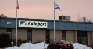 Unifor Local 100 commences strike at Autoport (CNW Group/Unifor)